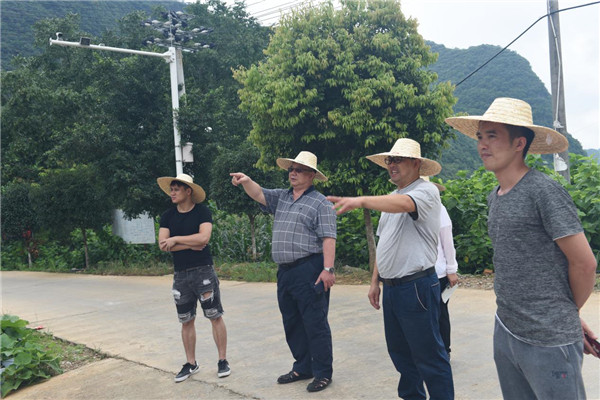 卢德冠率队赴弄者村发展扶贫工作调研